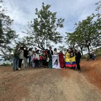 Grupo con banderas