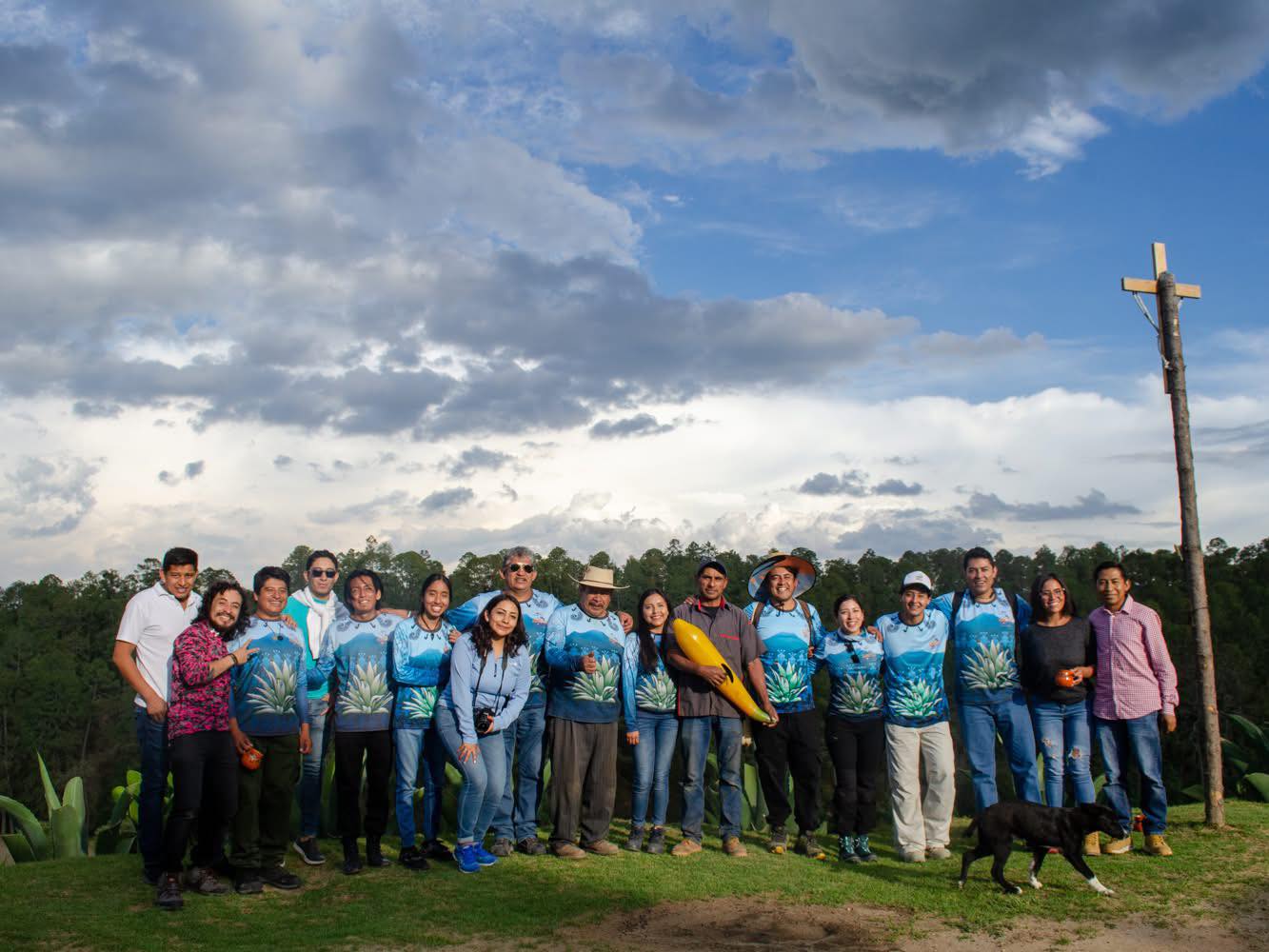 Grupo de Oactli Tours en paisaje